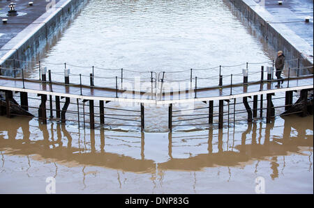 Bristol, Regno Unito. Il 3° gennaio 2014. La gente cammina su una violazione della serratura del gonfio fiume Avon a Bristol seguenti alte maree e heavy rain. 3 gennaio 2014 Credit: Adam Gasson/Alamy Live News Foto Stock