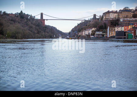 Bristol, Regno Unito. Il 3° gennaio 2014. Il ponte sospeso di Brunel si è visto su un rigonfiamento a livello fiume Avon a Bristol seguenti alte maree e heavy rain. 3 gennaio 2014 Credit: Adam Gasson/Alamy Live News Foto Stock