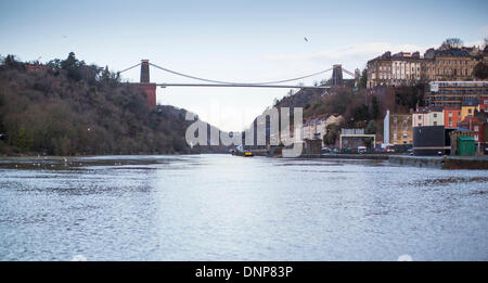 Bristol, Regno Unito. Il 3° gennaio 2014. Il ponte sospeso di Brunel si è visto su un rigonfiamento a livello fiume Avon a Bristol seguenti alte maree e heavy rain. 3 gennaio 2014 Credit: Adam Gasson/Alamy Live News Foto Stock