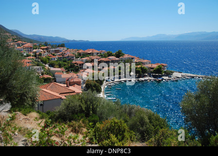 Case lungo la costa del golfo di Corinto, a Nafpaktos Foto Stock