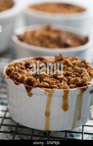 Dimensioni personali apple crumble con il riempimento di gocciolamento verso il basso i lati. Foto Stock