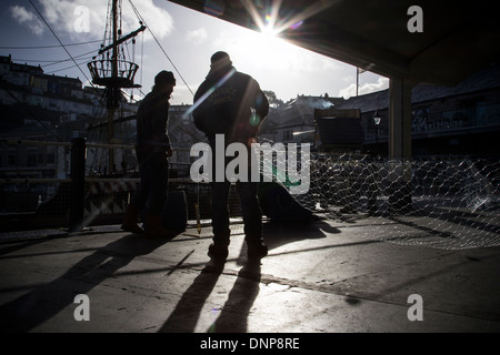 Riparare reti a Brixham, trawler flotta,brixham harbour,l'estremità,pesca, mani, net, nautico, trappole, funi, riparazione, maschio, Foto Stock