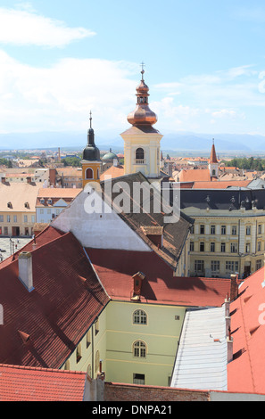 La vista dell'incantevole centro medievale di Sibiu, dal Consiglio Tower, in Transilvania, Romania, Europa orientale Foto Stock