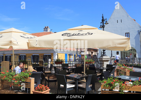 Il cafe accanto al leggendario bugiardo's Bridge nel centro storico di Sibiu, in Transilvania, Romania Foto Stock