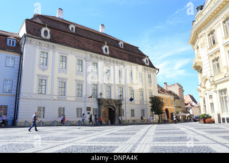 Il Brukenthal Museo Nazionale in Piata Mare - Piazza Grande - nel borgo medievale di Sibiu, Transilvania, Romania Foto Stock