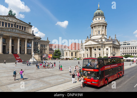 Berlino, Germania - 25 Luglio: un autobus turistico con i turisti in visita al Gendarmenmarkt mit Franzosischer Dom a Berlino il Ju Foto Stock