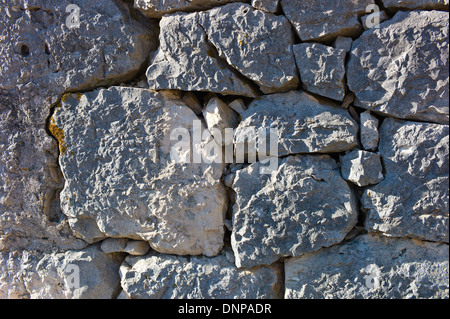 In prossimità di una parete di stalattite nel villaggio in rovina di Andipata Erisou, Kephalonia, Grecia Foto Stock