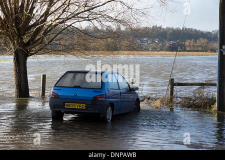 Godalming, Surrey, Regno Unito. Il 3° gennaio 2014. Un auto abbandonate a sinistra dietro come le acque di esondazione è salito a Godalming in Surrey. Piogge torrenziali e tempesta venti della forza di continuare a riprodurre il caos nella zona. Credito: James jagger/Alamy Live News Foto Stock