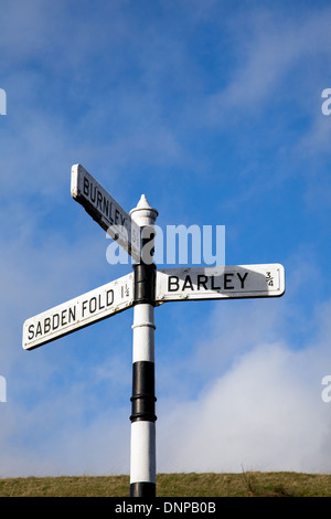 Un cartello stradale con destinazioni diverse. I cartelli stradali in strega paese di Burnley, orzo e Sabden piega, Lancashire, Regno Unito Foto Stock