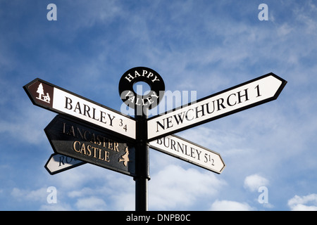 Strada indicazioni per diverse destinazioni nel paese della strega di Pendle, orzo, Burnley, Newchurch e Lancaster Castle, Lancashire, Regno Unito Foto Stock