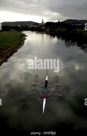 Club di canottaggio prendere per le acque del fiume Wye a Ross on Wye Foto Stock