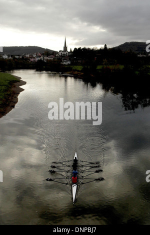 Club di canottaggio prendere per le acque del fiume Wye a Ross on Wye Foto Stock