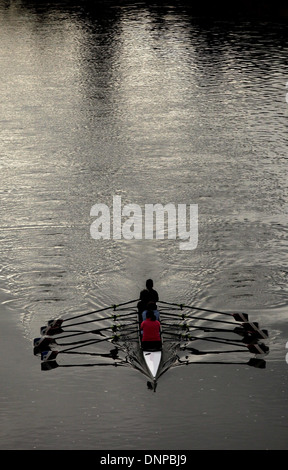 Club di canottaggio prendere per le acque del fiume Wye a Ross on Wye Foto Stock