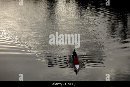 Club di canottaggio prendere per le acque del fiume Wye a Ross on Wye Foto Stock