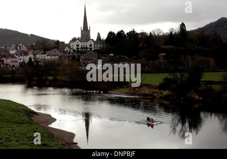 Club di canottaggio prendere per le acque del fiume Wye a Ross on Wye Foto Stock