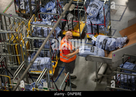 Vista interna del Royal Mail in tutto il mondo un centro di distribuzione vicino a Heathrow Foto Stock