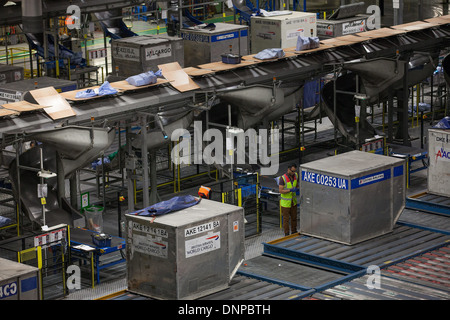 Vista interna del Royal Mail in tutto il mondo un centro di distribuzione vicino a Heathrow Foto Stock