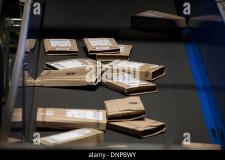 Vista interna del Royal Mail in tutto il mondo un centro di distribuzione vicino a Heathrow Foto Stock