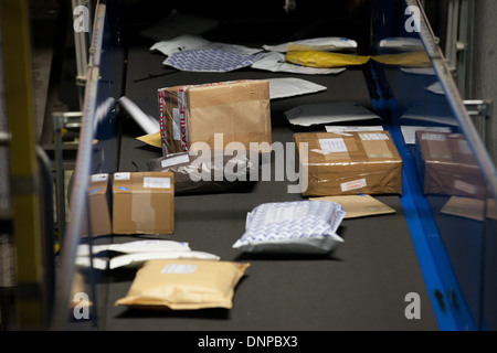 Vista interna del Royal Mail in tutto il mondo un centro di distribuzione vicino a Heathrow Foto Stock