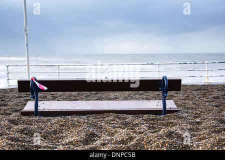 Aberystwyth, UK. 03 gen 2014. Danni sul lungomare di Aberystwyth. Venti forti e una marea di primavera causato ondate di pastella West Wales coast. La promenade a Aberystwyth è stata chiusa al pubblico come onde tore sopra la parete del mare, rompendo le difese del mare e la diffusione di detriti su una vasta area. La polizia e le guardie costiere cordoned-off del nord e del sud le passeggiate ad alta marea e un incendio del motore a filamento è diventato. Credito: atgof.co/Alamy Live News Foto Stock