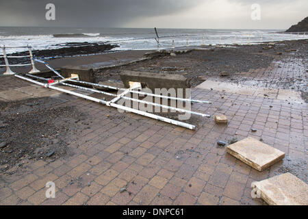 Aberystwyth, UK. 03 gen 2014. Danni sul lungomare di Aberystwyth. Venti forti e una marea di primavera causato ondate di pastella West Wales coast. La promenade a Aberystwyth è stata chiusa al pubblico come onde tore sopra la parete del mare, rompendo le difese del mare e la diffusione di detriti su una vasta area. La polizia e le guardie costiere cordoned-off del nord e del sud le passeggiate ad alta marea e un incendio del motore a filamento è diventato. Credito: atgof.co/Alamy Live News Foto Stock