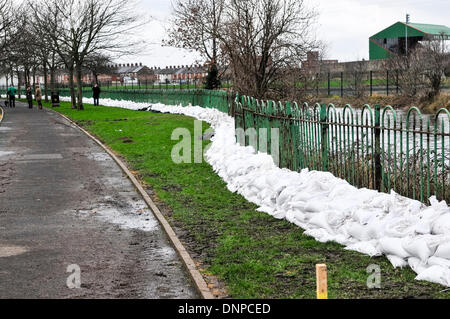 I contrappesi sono collocati su un fiume sul punto di scoppiare le sue banche Foto Stock