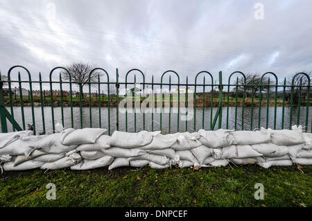 I contrappesi sono collocati su un fiume sul punto di scoppiare le sue banche Foto Stock