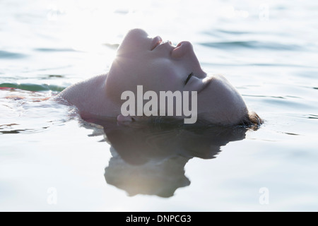 Donna rilassante nel lago Foto Stock