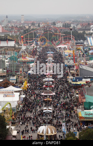 Persone presso il parco di divertimenti al Oktoberfest a Monaco di Baviera, Germania. Foto Stock