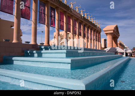 Acqua caratteristica della Piramide de Arona Theatre, Playa de las Americas, Tenerife, Spagna Foto Stock