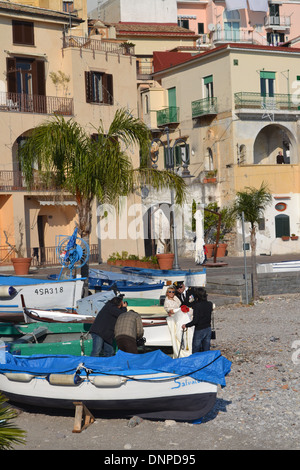 Le fotografie del vostro matrimonio su Cetara villaggio sulla costa di Amalfi. Matura in abito tradizionale. Foto Stock