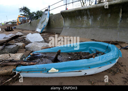 Instow, North Devon, Regno Unito. 03 gen 2014. Piccole imbarcazioni sono a sinistra danneggiata dopo questa mattina la tempesta in Instow, North Devon. Credito: Joanne Roberts/Alamy Live News Foto Stock