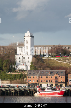 North Shields faro, la luce ad alta e peschereccio, North East England Regno Unito Foto Stock