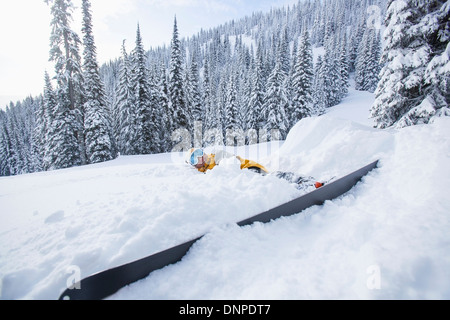 Stati Uniti d'America, Montana, coregoni, maschio sciatore giacente sulla neve Foto Stock