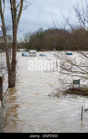 Yalding, Kent, Regno Unito. Il 3° gennaio 2014. I veicoli abbandonati in un invaso parcheggio vicino al Ponte di Twyford. Credito: Patrick nairne/Alamy Live News Foto Stock