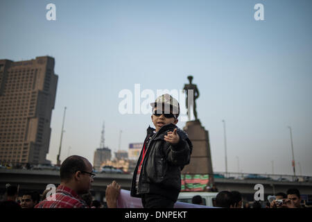 Il Cairo, Egitto. 3 gennaio, 2014. Un pro-manifestante militare è visto durante una dimostrazione vicino a Piazza Tahrir al Cairo, capitale dell Egitto, su Gen3, 2014. Credito: Pan Chaoyue/Xinhua/Alamy Live News Foto Stock