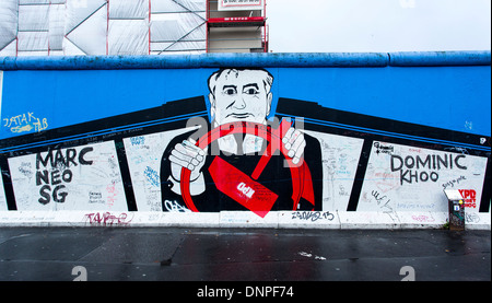 06/12/2013 un murale di Georg Lutz raffigura ex leader sovietico Mikhail Gorbaciov la guida. Berlino, Germania Foto Stock