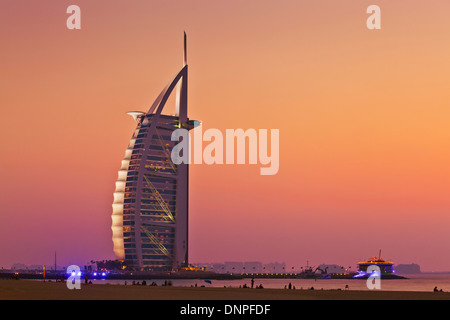 Dubai Burj al Arab Hotel con tramonto illuminata di notte a Dubai, Emirati Arabi Uniti, Emirati arabi uniti Foto Stock