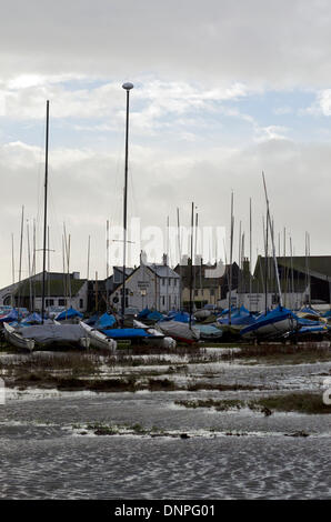 Christchurch, Regno Unito. 03 gen 2014. Mudeford Quay case e pub martoriata da venti di tempesta e le onde Credito: Roger Allen Fotografia/Alamy Live News Foto Stock