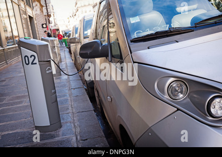 Autolib auto elettriche stazione di ricarica - Paris street Foto Stock