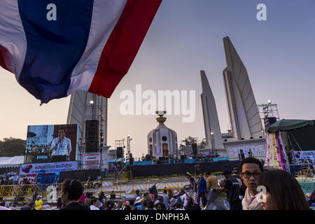 Bangkok, Tailandia. 3 gennaio, 2014. Un governo anti-mosche protestor una bandiera tailandese vicino al monumento della democrazia in Bangkok. Migliaia di Thai governo anti-contestatori è venuto alla democrazia monumento Venerdì notte per ascoltare Suthep Thaugsuban, il leader delle proteste, annuncia i suoi piani per arrestare la città di Bangkok. Suthep ha detto Sua manifestanti occuperebbero 20 principali incroci in sezioni commerciali di Bangkok per un massimo di tre settimane o fino a quando il governo di transizione di Yingluck Shinawatra si dimette. Credit: Jack Kurtz/ZUMAPRESS.com/Alamy Live News Foto Stock