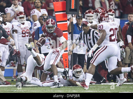 Gen 2, 2014 - New Orleans, Louisiana, Stati Uniti d'America - 02 Gennaio 2014: Alabama wide receiver Amari Cooper (9) corre per yardage durante il NCAA Football azione di gioco tra l'Oklahoma Sooners e Alabama Crimson Tide al Mercedes-Benz Superdome di New Orleans, in Louisiana. Oklahoma sconfitto Alabama 45-31. Foto Stock