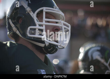 Pasadena, CALIFORNIA, STATI UNITI D'AMERICA. 1a gen, 2014. Il Michigan State Spartans attendere prima di scendere in campo contro la Stanford Cardinale al centesimo Rose Bowl gioco presentato da vizio presso il Rose Bowl su Gennaio 1, 2014 a Pasadena, in California.ARMANDO ARORIZO. © Armando Arorizo/Prensa Internacional/ZUMAPRESS.com/Alamy Live News Foto Stock