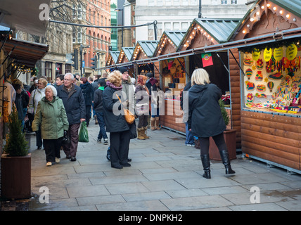 I visitatori a Manchester il mercatino di Natale in Inghilterra, Regno Unito Foto Stock