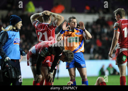 Swansea, Regno Unito. 03 gen 2014. RaboDirect Pro12 - Asprì v Scarlets - 3° gennaio 2014 arbitro Nigel Owens mantiene l'ordine. Credito: Phil Rees/Alamy Live News Foto Stock