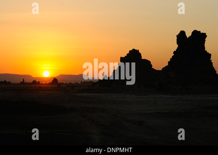 Tramonto su camini di pietra calcarea in Lago di Abbe a Gibuti, Corno d Africa Foto Stock