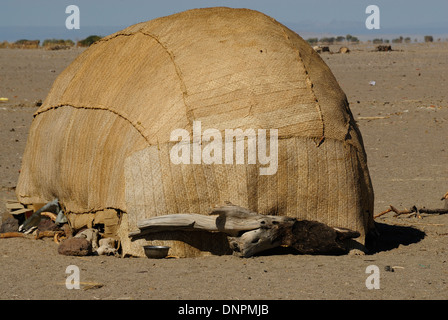 Capanna di Afar nel deserto a sud di Gibuti, Corno d Africa Foto Stock