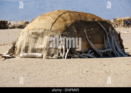 Capanna di Afar nel deserto a sud di Gibuti, Corno d Africa Foto Stock