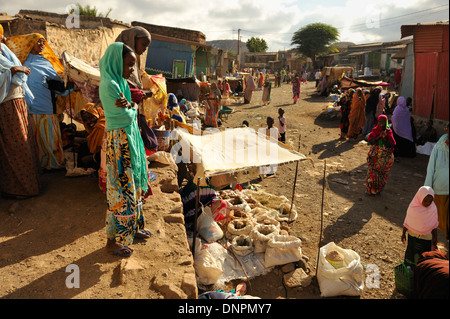 Mercato locale nelle strade di Dikhil città del sud di Gibuti, Corno d Africa Foto Stock