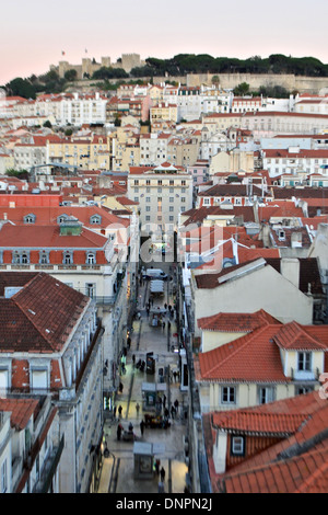 Guardando lungo la Rua de Santa Justa verso il Castelo de Sao Jorge, dalla sommità di Lisbona Elevador de Santa Justa Foto Stock